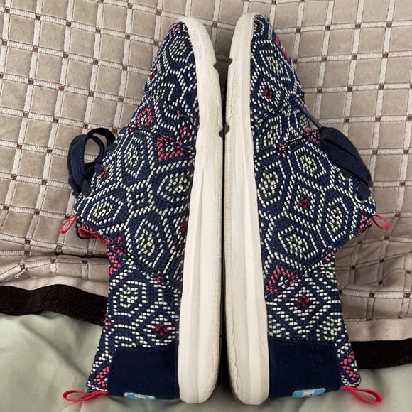 Toms Shape Embroidered Design Lightweight Sneakers - Picture 5 of 12